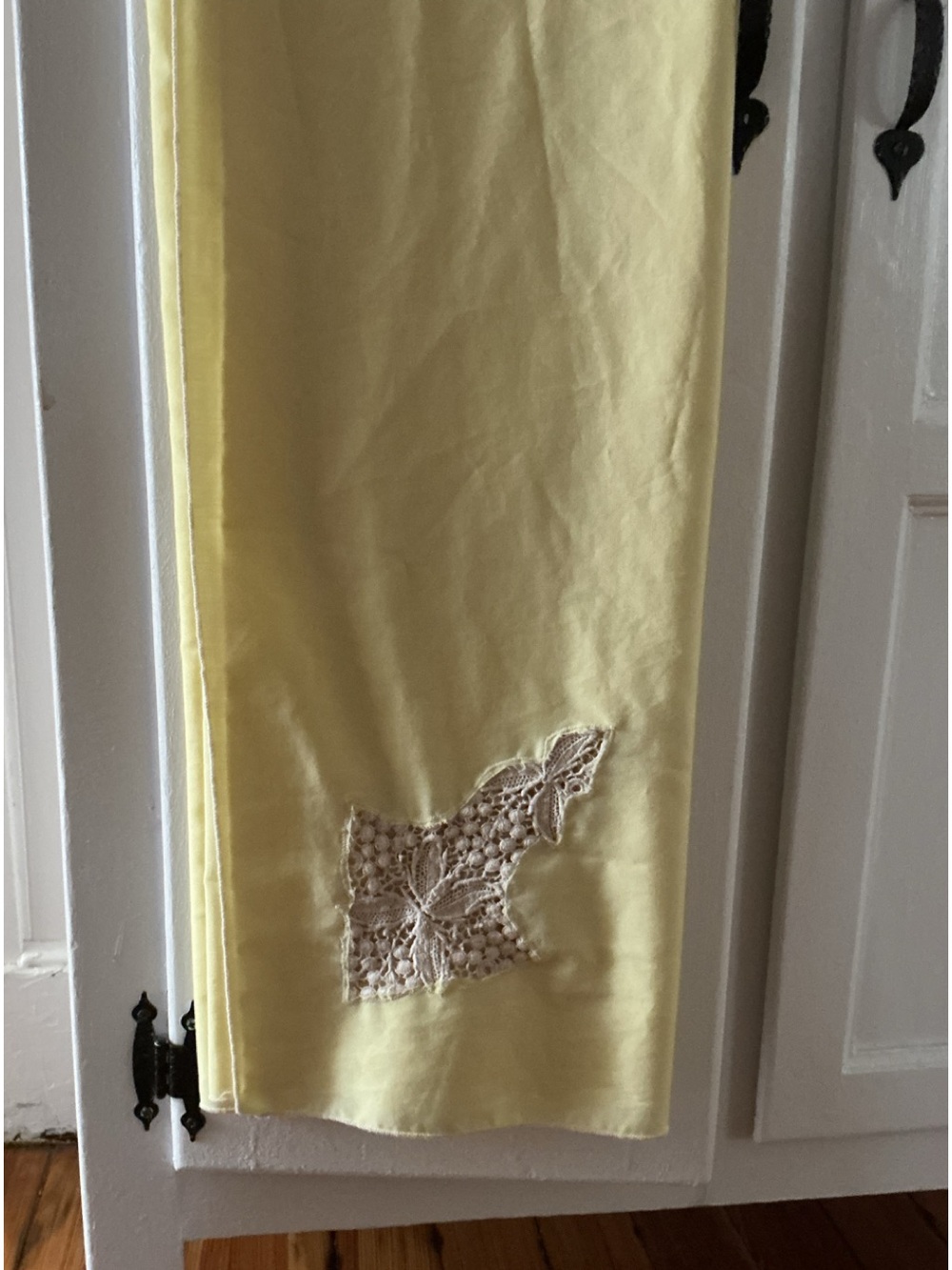 🔹 Antique Hand tatted Lace Lemon-y Linen Tablecloth